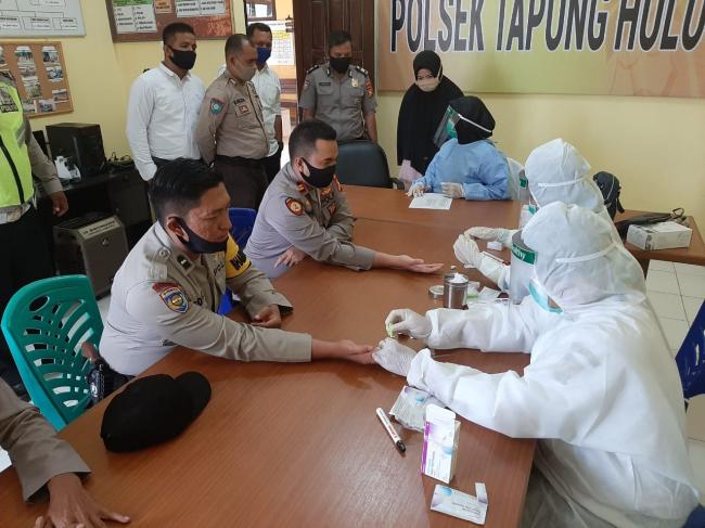 Polsek Tapung Hulu Kerjasama dengan Puskesmas, Lakukan Rapid Test Bagi Anggota dan Masyarakat