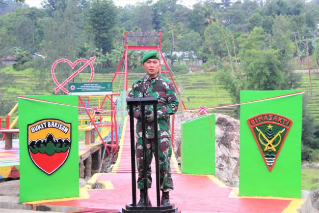 TNI Bangun Jembatan Gantung Yang Menghubungkan 2 Kabupaten di Desa Noepesu dan Bonleu