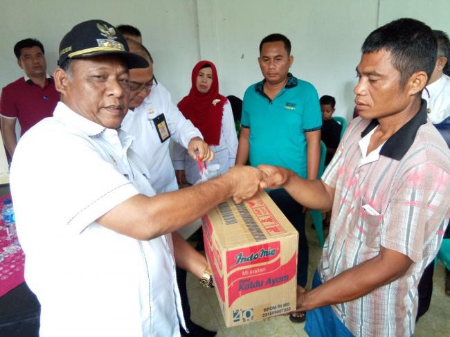 Plt.Bupati Rohil Kunjungi Korban Kebakaran di Batu 8 Sekaligus Beri Bantuan