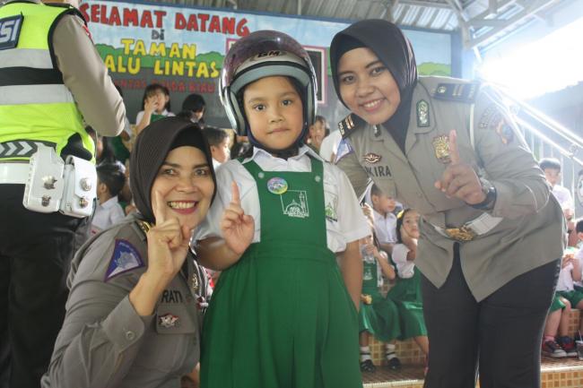 Tertib Berlalu Lintas Sejak Dini, Anak TK Al Azhar Kunjungi Taman Lalu Lintas