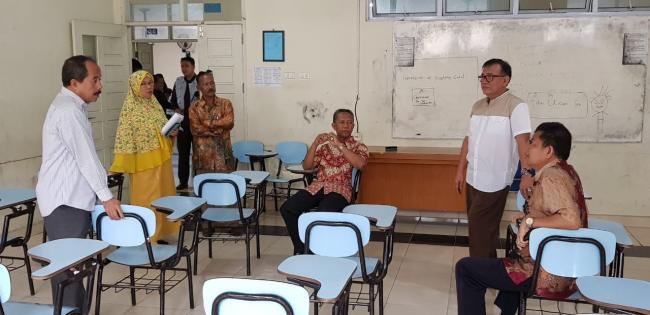 Rektor Prof. Syafrinaldi Tinjau Pelaksanaan UAS Mahasiswa UIR