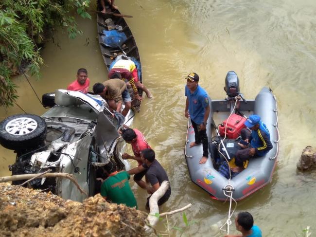 Akibat Supir Mengantuk, Mobil Terjun Ke Sungai,  2 Orang Ditemukan Tewas 
