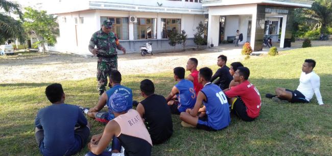 PEMBINAAN BOLA KAKI OLEH BABINSA SEKALIGUS CARI BIBIT ATLIT DALAM IKUT MENSUKSESKAN TMMD KE 105