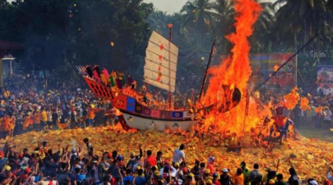 Ribuan Wisatawan Mancanegara hadiri Ritual Bakar Tongkang di Rokan Hilir