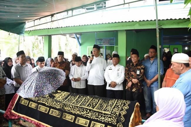 Bupati Kampar Antarkan Kepergian Kakak Kandungnya Ke Tempat Peristirahatan Terakhir