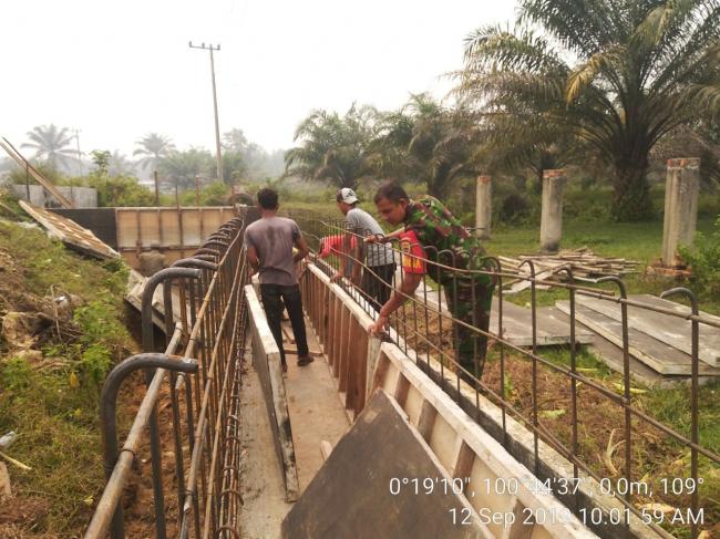 ANTISIPASI BANJIR, BABINSA RAMIL 12/XIII KOTO KAMPAR BANTU MEMBUAT DRAINASE