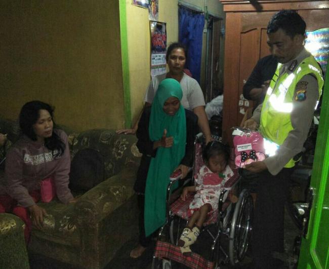 Tidak Di Riau, Polisi Ini Sampai Ke Kota Malang Bantu Untuk Penderita Difabel