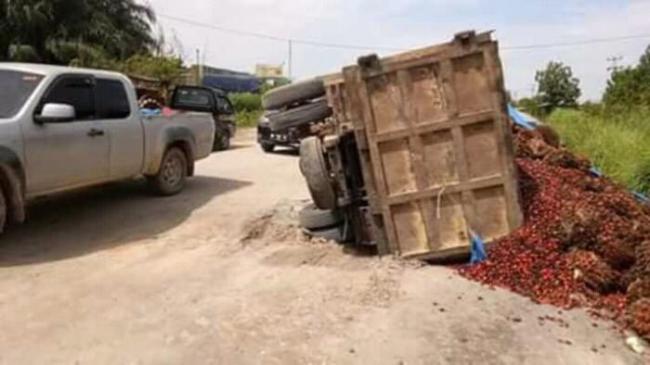 Mobil Angkut Sawit Terbalik, Jalan Kubang Raya Rusak Parah