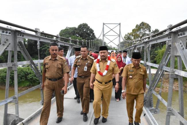 Masyarakat Desa Pulau Rambai syukuran Jembatan Gantung 