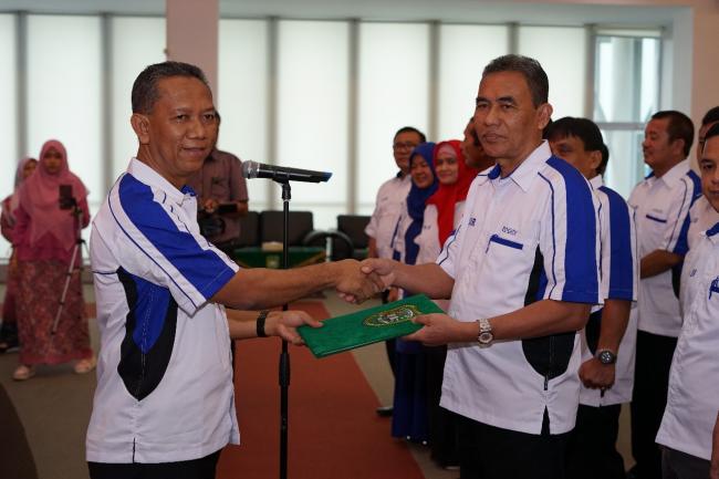 Rektor Prof. Syafrinaldi Lantik Pengurus PS UIR