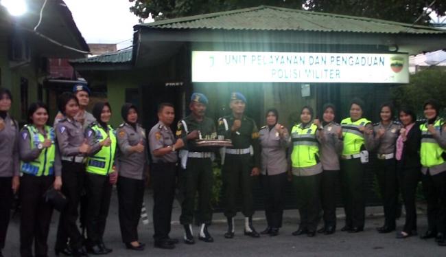 Hari Juang Kartika ke-72, Kunjungi Denpom I/3, Polresta Pekanbaru Bawa Kue Ulang Tahun