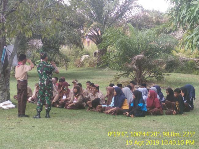 BABINSA BERIKAN PEMBINAAN PRAMUKA KEPADA SISWA SISWI SMPN I BATU BERSURAT