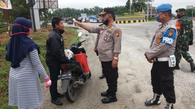 Cegah Peyebaran Covid 19, Polsek Tapung Cek Suhu Tubuh Pengendara Melintas di Posko Simpang Petapaha