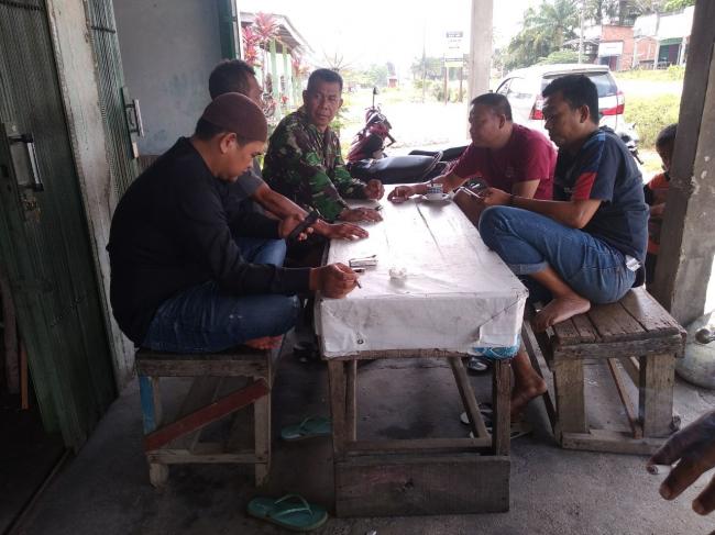 KOMSOS BABINSA KORAMIL 12/XIII KOTO KAMPAR TINDAKAN MEMUPUK HUBUNGAN BERSAMA WARGA