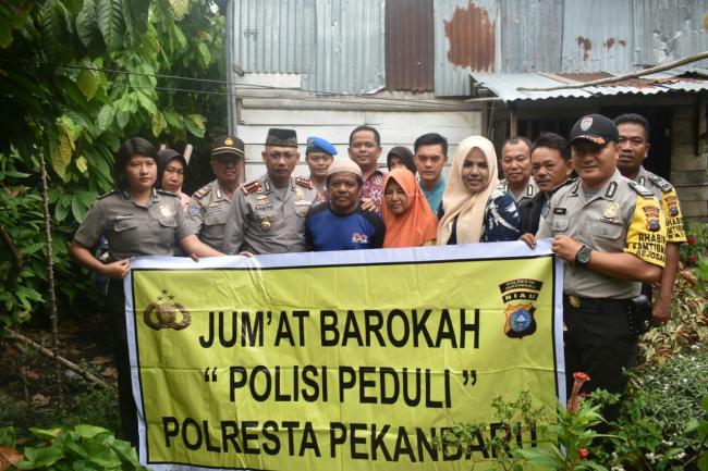 Jumat Barokah, Kapolresta Pekanbaru Bantu Ringankan Beban Buruh Potong Ayam