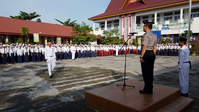 Sat Binmas Polresta Pekanbaru Pimpin Upacara Senin Pagi di SMP N 29 