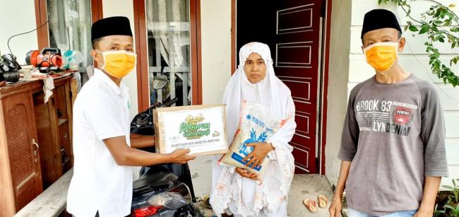 PW RMI-NU Riau Serahkan Kado Lebaran Untuk Para Guru Ngaji. 