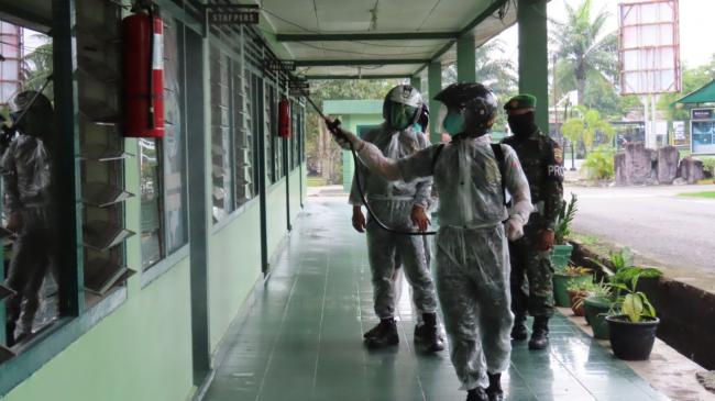 ANTISIVASI PENYEBARAN VIRUS COVID - 19, KODIM 0313/KPR STERILISASI KAN BANGUNAN DAN ANGGOTA