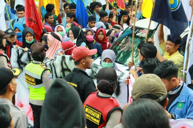 Kapolresta Pekanbaru Imbau Personil Hadapi Pengunjuk Rasa Dengan Humanis