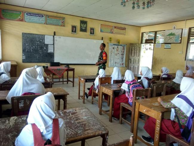 BABINSA JADI GURU, TANAMKAN JIWA PATRIOTISME DALAM RANGKA MENSUKSESKAN TMMD KE 105 KODIM 0313/KPR
