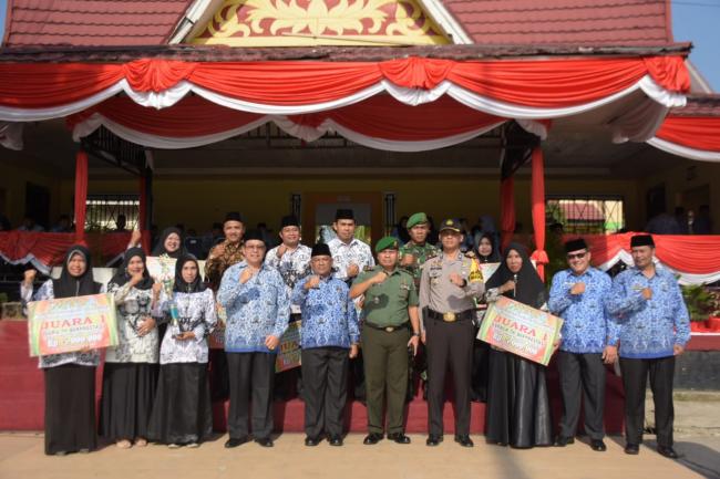 Hardiknas Tahun 2019, Pemda Kampar Berikan Penghargaan Kepada Guru Berprestasi