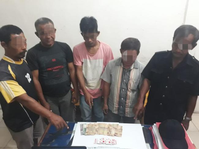 5 Pria Diamankan Polsek Kampar Kiri Hilir Saat Bermain Judi di Warung Desa Bina Baru