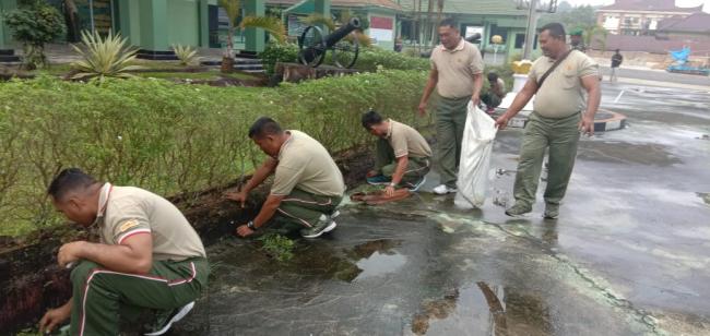 Pelihara lingkungan sehat, Kodim 0313/kpr gelar jumat bersih di seputaran makodim 