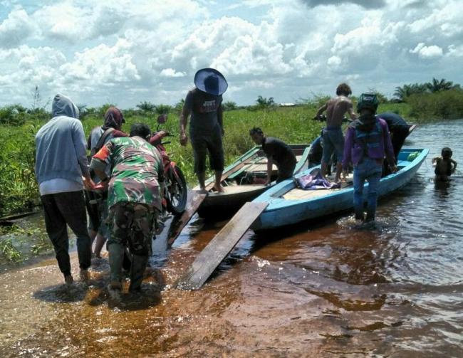 BANJIR DI ROHUL, DANDIM 0313/KPR INSTRUKSIKAN KEPADA JAJARAN AGAR SELALU  SIAP BERI BANTUAN WARGA