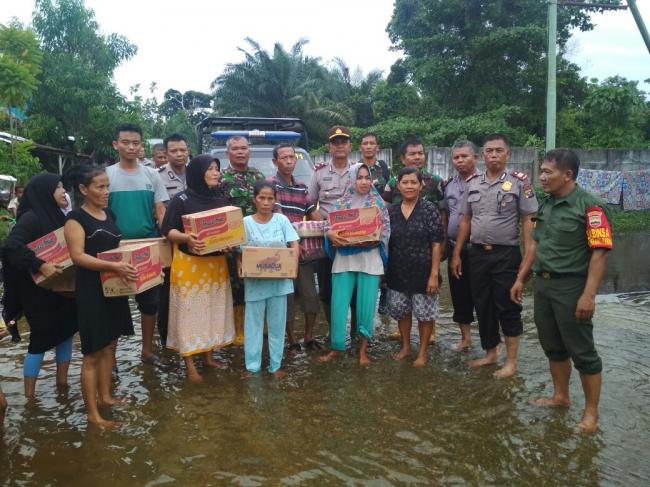 Kapolsek Dan Danramil Rumbai Pesisir Sambangi Kediaman Warga Korban Banjir