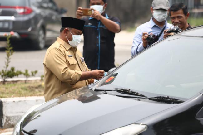 Kabut asap meningkat sekolah diliburkan, Sekda Kampar Bagikan Masker.