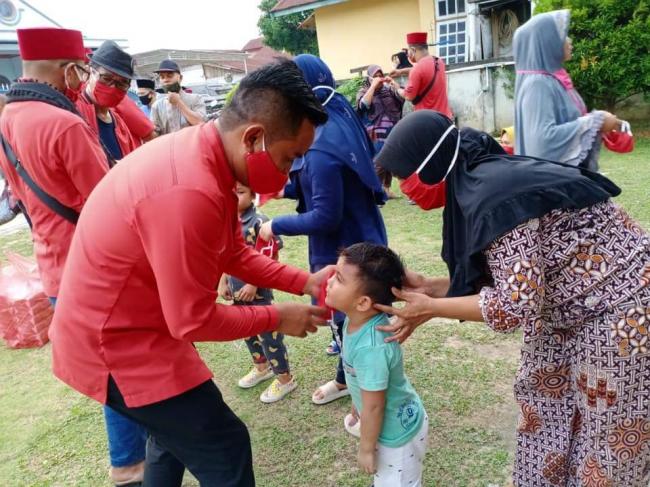 Ketua PDI Perjuangan Riau H. Zukri Tiada Lelah Berbagi dan Edukasi Bahaya Corona di Tengah Masyaraka