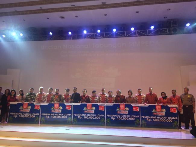 Nasabah Bank Riau Kepri Raih Hadiah Kedua Rp 100 Juta Pada Undian Simpeda di Manado