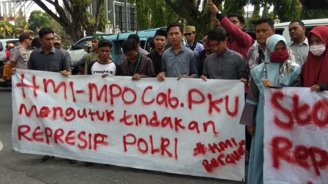 HMI MPO Cabang Pekanbaru Lakukan Asik Soldaritas di Depan Mapolda Riau