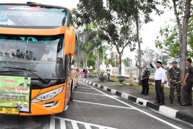 Plt Bupati Kampar lepas Jamaah Tariqat Naqabandiyah Ke Langkat Sumatera Utara 