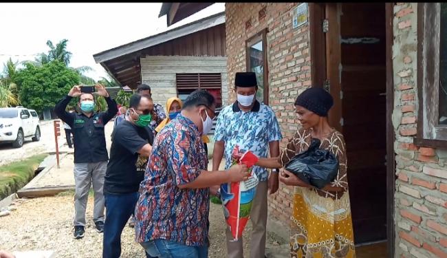 Kejari Kampar Bagikan Sembako Kepada Anak Yatim dan Lansia Terdampak Covid-19