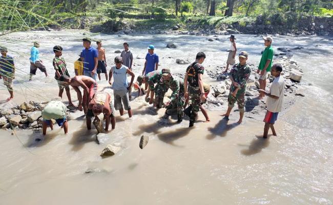 TNI Bersama Warga Karya Bhakti Bersihkan Sungai 