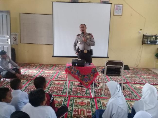 Lakukan Penyuluhan Narkoba Di SMPN II Senjato Raya, Ini yang Disampaikan Kapolsek Benai.