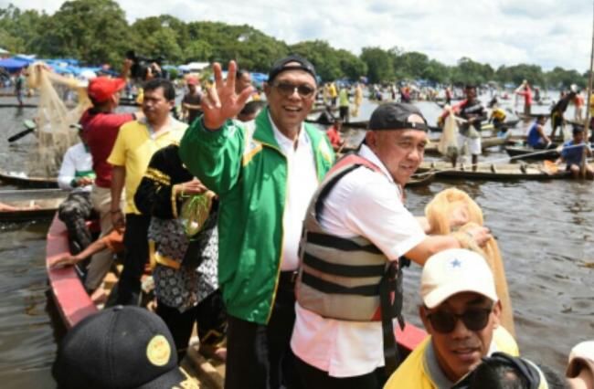 Gubernur dan Bupati Kampar Hadiri Acara Maawuo Danau Bokuok.      