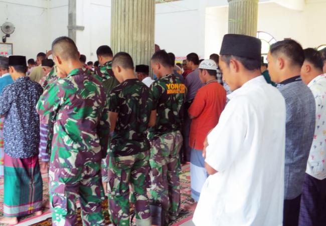 SATGAS TMMD KE 105 KODIM 0313/KPR, HIMBAU DAN AJAK WARGA LAKUKAN SHOLAT BERJAMAAH DI MASJID 