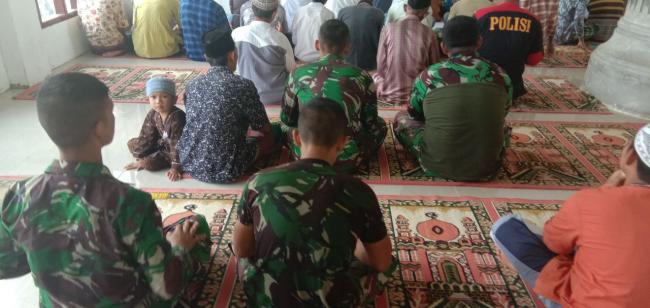SATGAS TMMD KE 105 LAKSANAKAN SHOLAT JUMAT BERSAMA DENGAN MASYARAKAT BALUNG