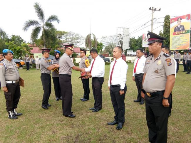 Polres Kampar Berikan Reward kepada Polisi Teladan dan 12 Personel yang Berprestasi