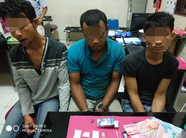 Resnarkoba Polres Kampar Ciduk 3 Pria Saat Pesta Narkoba dilokasi Kandang Ayam 