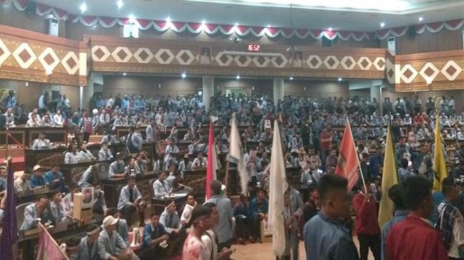 Mahasiswa Se- Riau Langsung Adakan Rapat Paripurna di Gedung Dewan DPRD Riau