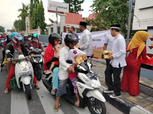 Bank Riau Kepri Berbagi Takjil di Bulan Ramadhan