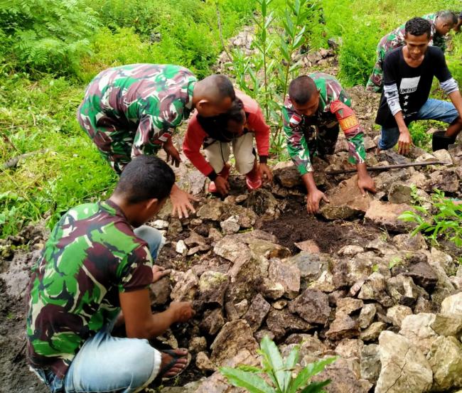TNI Bersama Rakyat di Perbatasan, Satgas Yonif 132/BS, Gelar Karya Bakti di Dusun Oelbinose