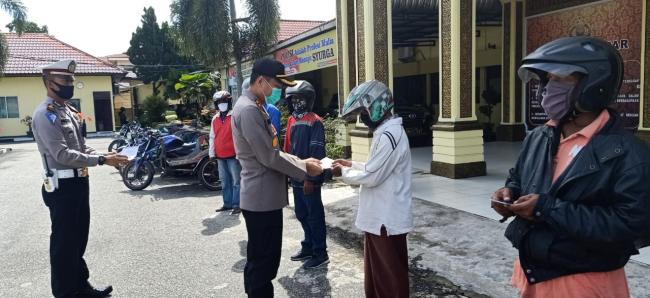 Kapolres Kampar Serahkan Buku Tabungan dan Kartu ATM Penerima Bantuan Program Keselamatan Polri