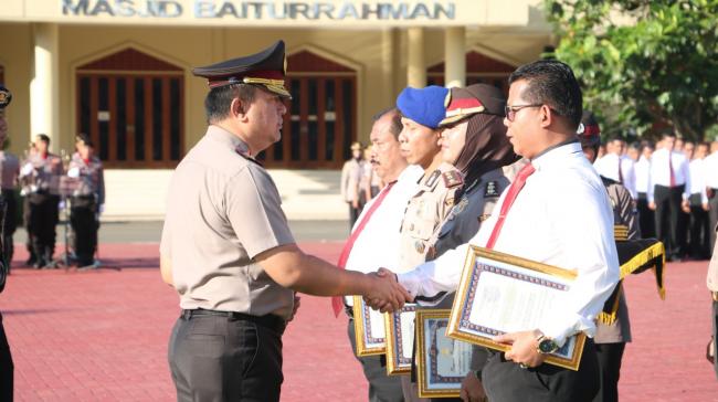 Kapolda Banten Beri Penghargaan Kepada Personil Berprestasi.