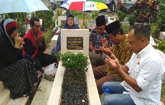 LE Ziarah ke Makam Ayahnya, Sebelum Daftar ke KPU Riau