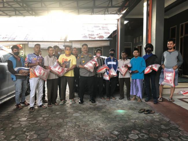 Kapolsek Tapung Bantu CS Islamic Center dan Warga Kurang Mampu 