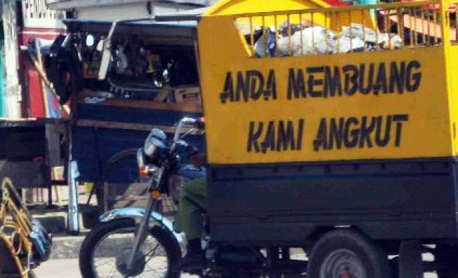 Tolak Retribusi Ganda, Warga Padang Terubuk Bayar Uang Sampah Ke Petugas THL